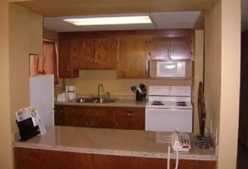 酒店 Sunset Inn & Suites