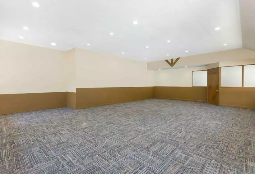 هتل Super 8 By Wyndham Asheville Airport