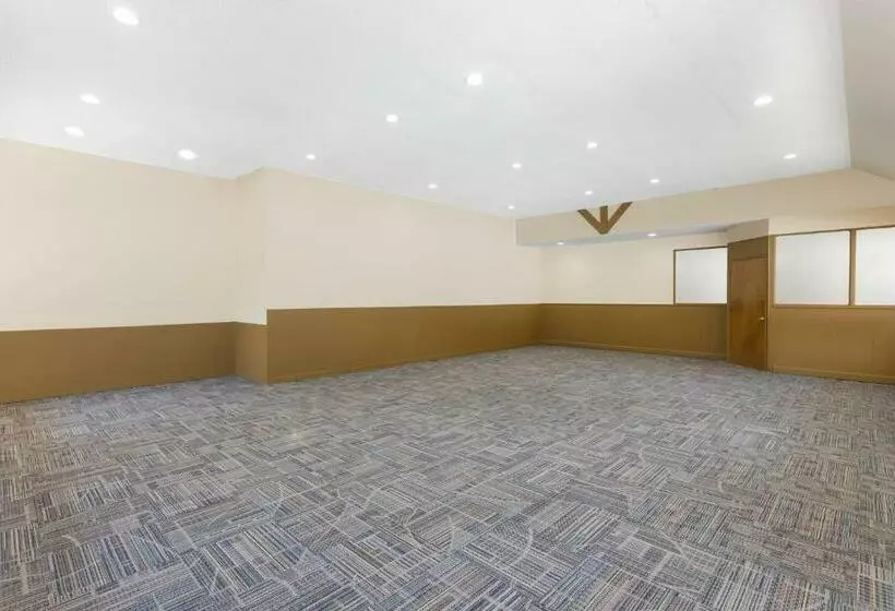 هتل Super 8 By Wyndham Asheville Airport