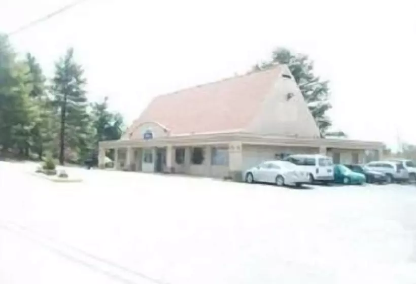 هتل Super 8 By Wyndham Asheville Airport