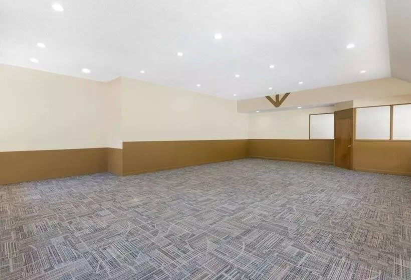 هتل Super 8 By Wyndham Asheville Airport