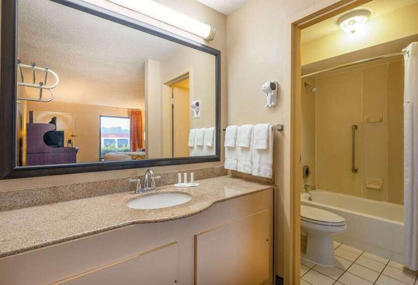 هتل Baymont By Wyndham Columbus Ga