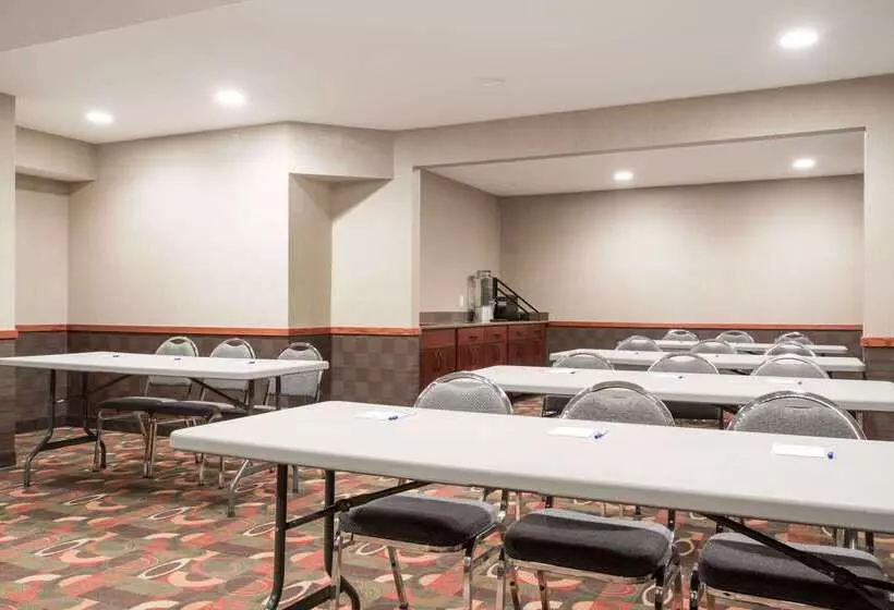 فندق Baymont By Wyndham Eau Claire Wi