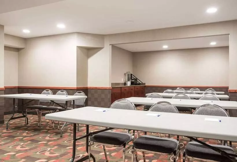 فندق Baymont By Wyndham Eau Claire Wi