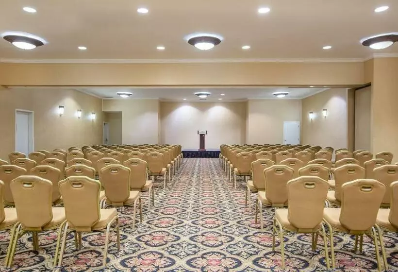 فندق Crowne Plaza  Mission Valley