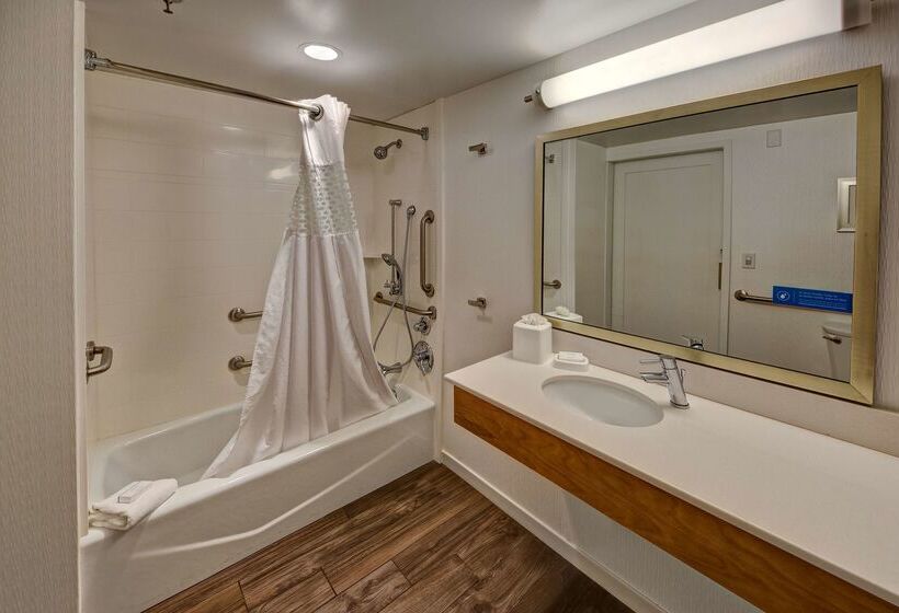 هتل Hampton Inn Charlottesville