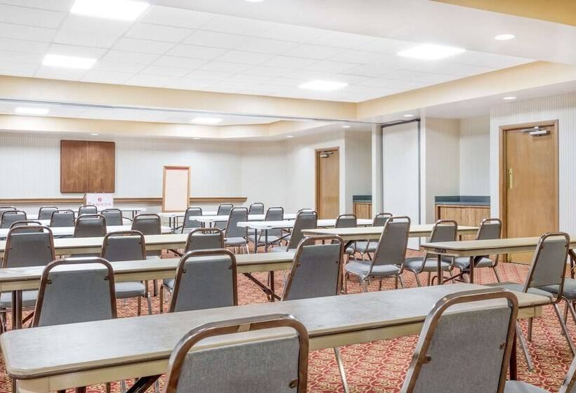 فندق Ramada By Wyndham Macon