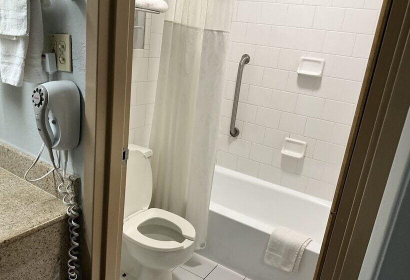 فندق Ramada By Wyndham Macon