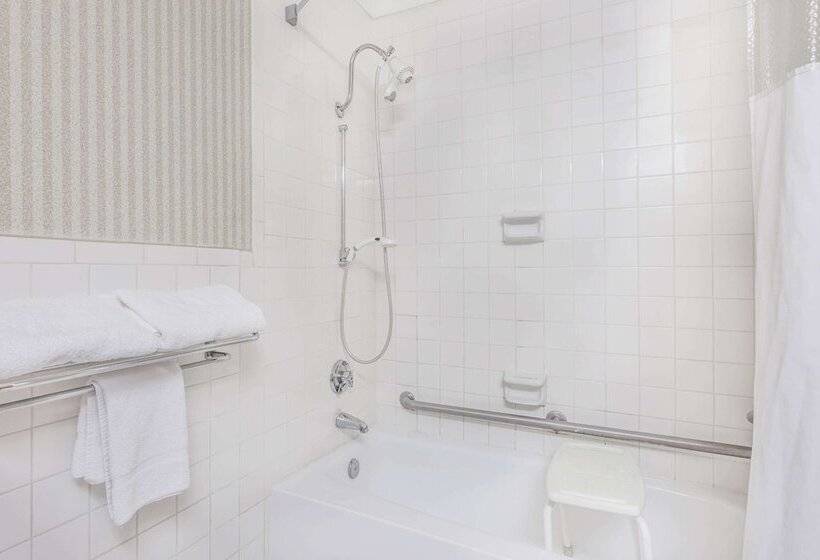 فندق Ramada By Wyndham Macon