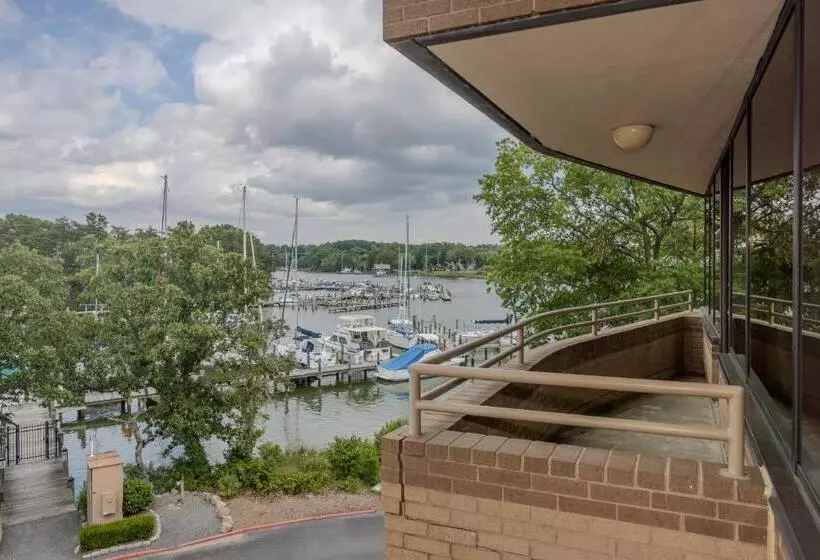 Отель Solomons Inn Resort & Marina