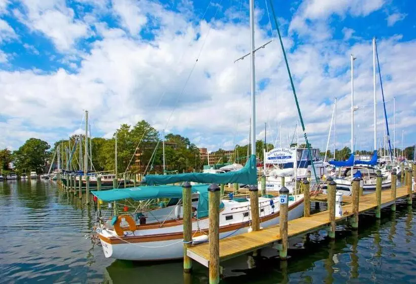 Отель Solomons Inn Resort & Marina