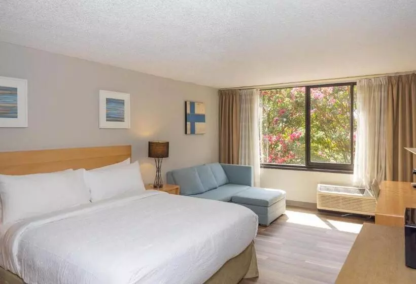 Отель Solomons Inn Resort & Marina