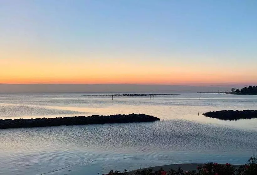 Отель Solomons Inn Resort & Marina