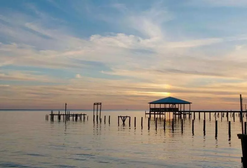 Отель Solomons Inn Resort & Marina