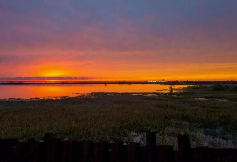 Отель Solomons Inn Resort & Marina