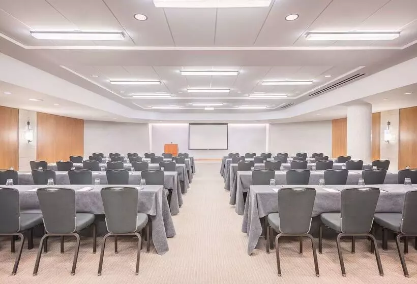 Отель Hyatt Regency Waikiki Beach Resort & Spa