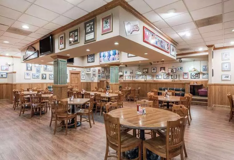 Ramada By Wyndham State College Hotel & Conference Center