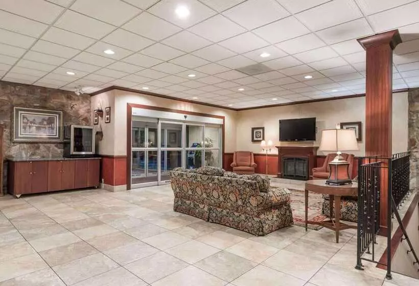 Ramada By Wyndham State College Hotel & Conference Center