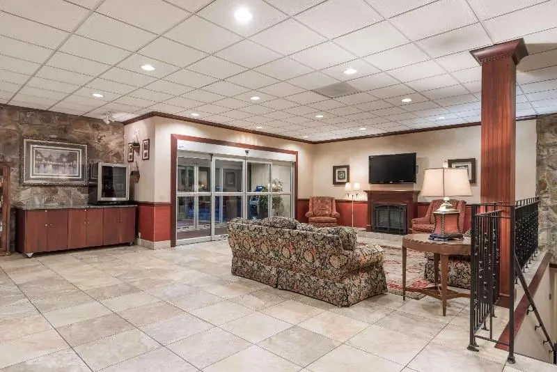 Ramada By Wyndham State College Hotel & Conference Center