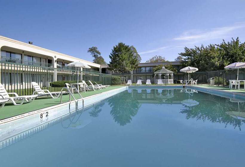 בית מלון כפרי Ramada By Wyndham Pikesville/baltimore North