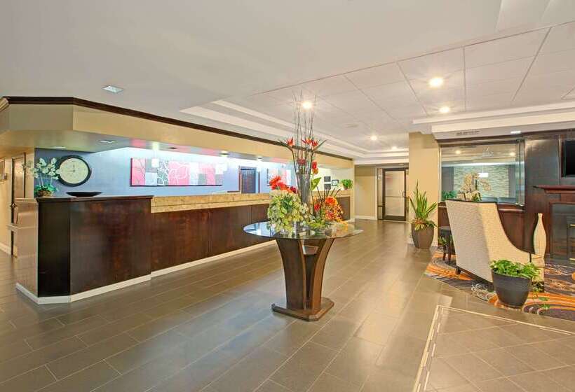 هتل Ramada Plaza By Wyndham Charlotte South End Airport