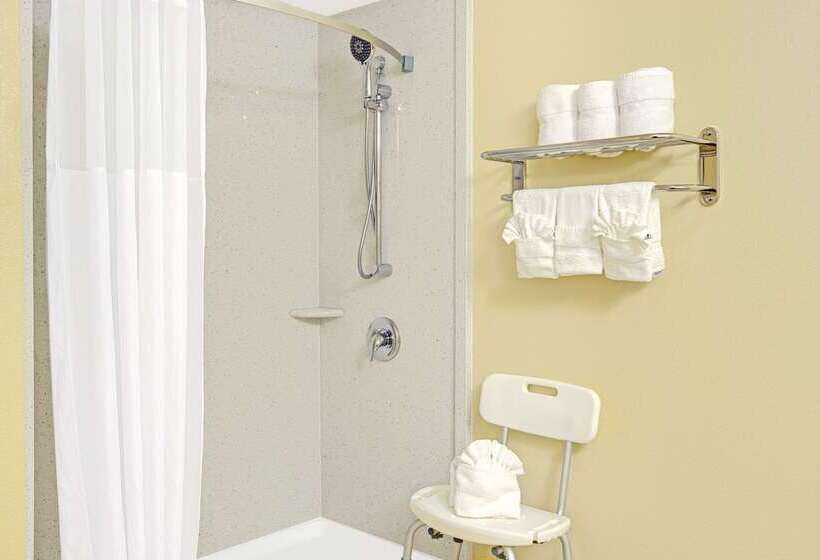 هتل Ramada Plaza By Wyndham Charlotte South End Airport