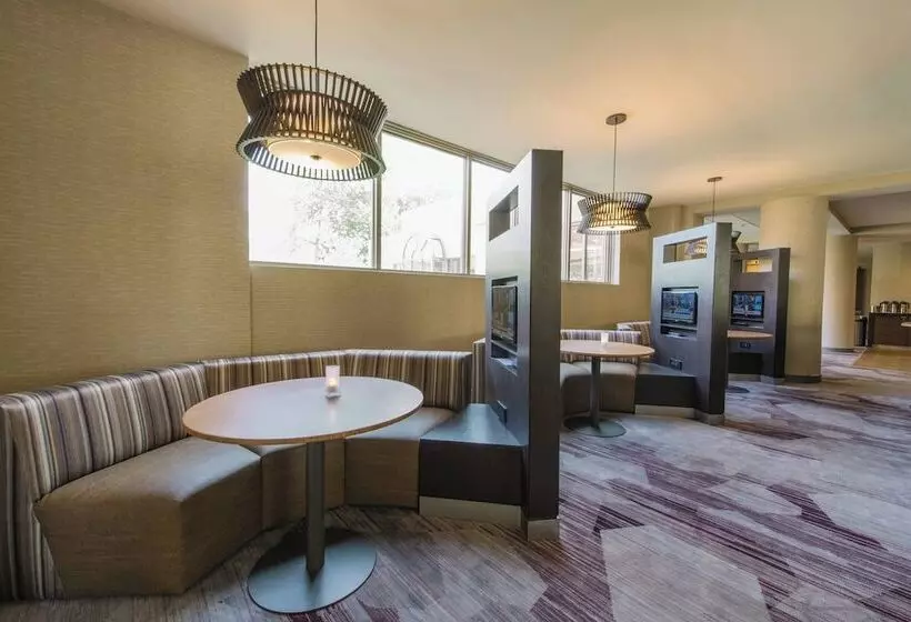 هتل Courtyard By Marriott Nashua