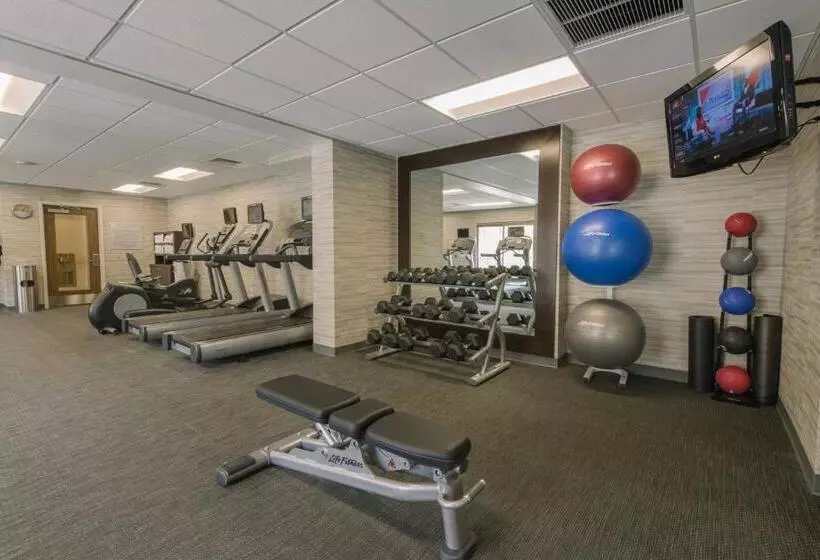 هتل Courtyard By Marriott Nashua