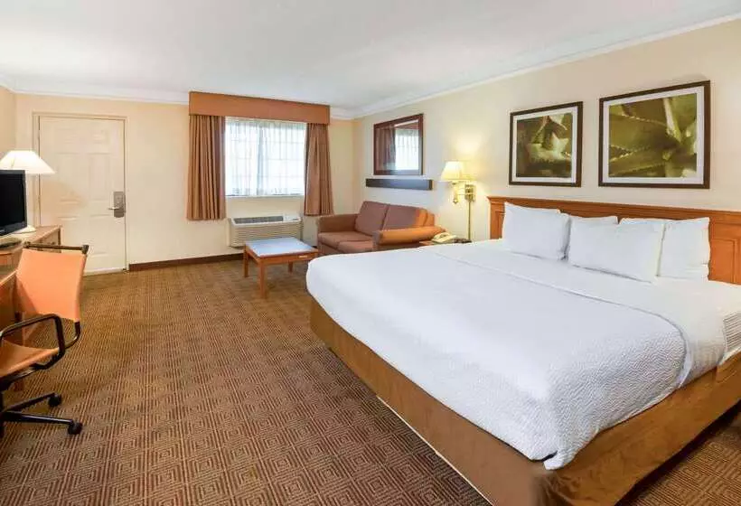 Отель La Quinta Inn By Wyndham San Antonio Market Square