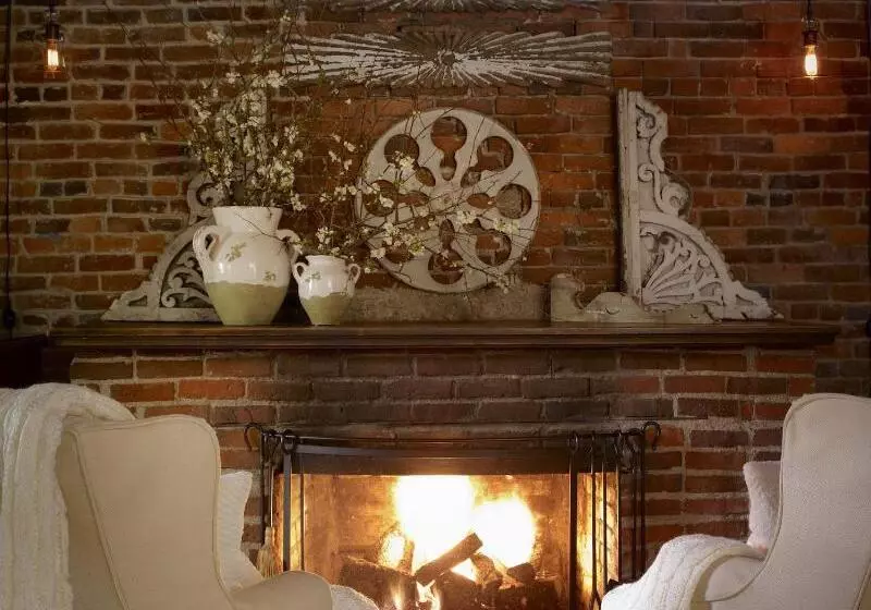 Отель Maison Fleurie, A Four Sisters Inn