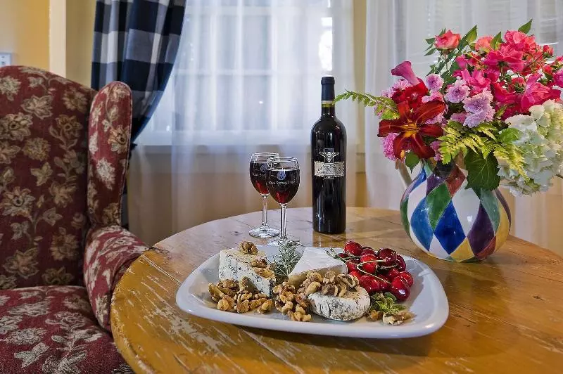 Отель Maison Fleurie, A Four Sisters Inn