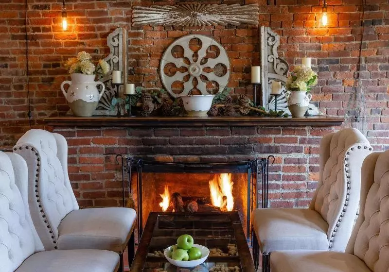 Отель Maison Fleurie, A Four Sisters Inn