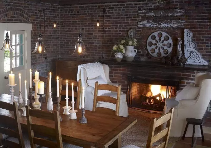 Отель Maison Fleurie, A Four Sisters Inn