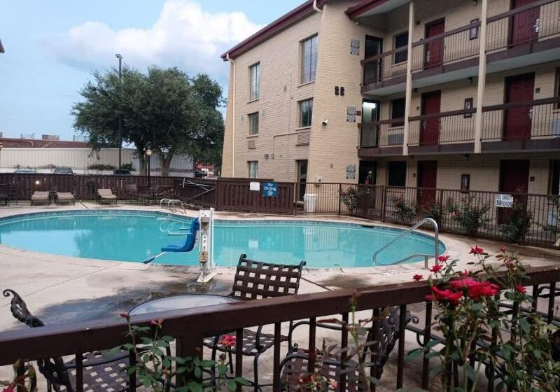 هتل Red Roof Inn & Suites Houston Hobby Airport