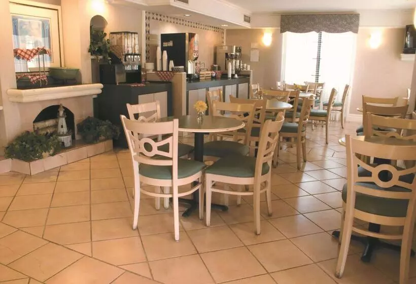 Hotel Super 8 By Wyndham Austin South I 35