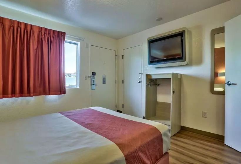 Motel 6 Flagstaff, Az   Butler