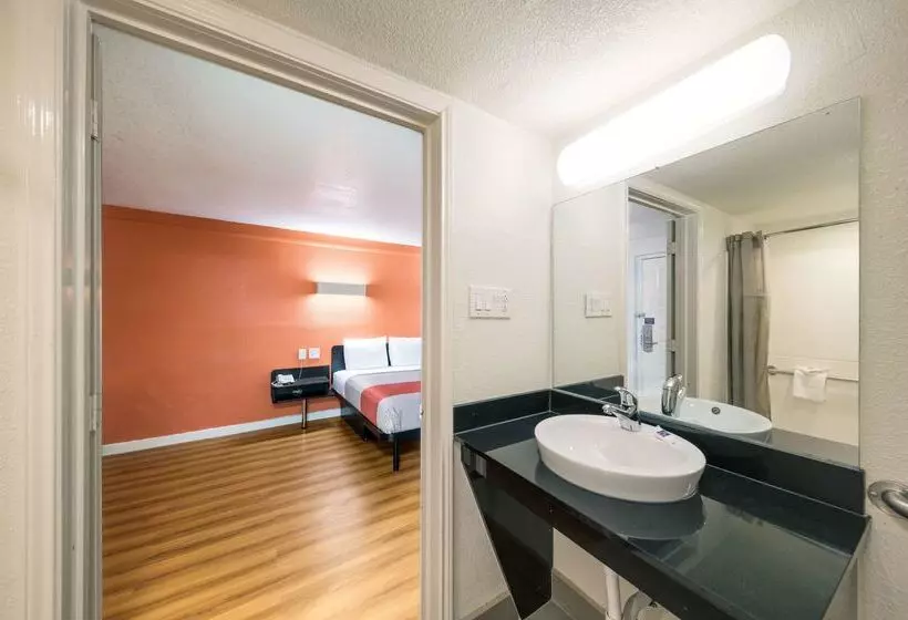 Motel 6dallas, Tx Farmers Branch