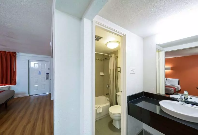 Motel 6dallas, Tx Farmers Branch