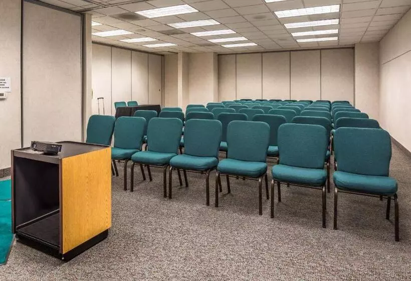 Мотель Laurel Inn & Conference Center