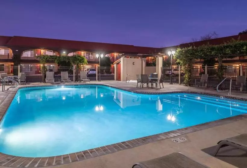 Мотель Laurel Inn & Conference Center