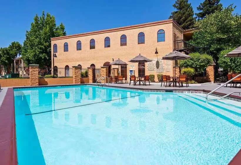 فندق Best Western Plus Heritage Inn