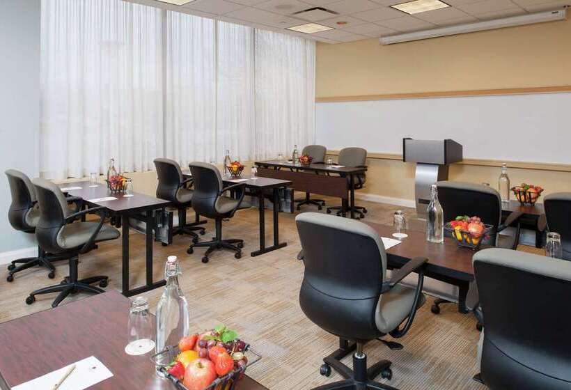 فندق Doubletree By Hilton  Chicago  North Shore Conference Center
