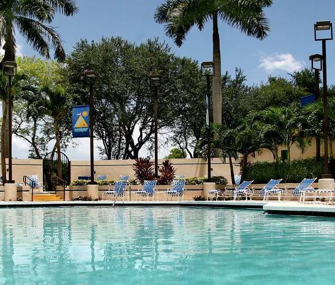 בית מלון כפרי Embassy Suites Boca Raton