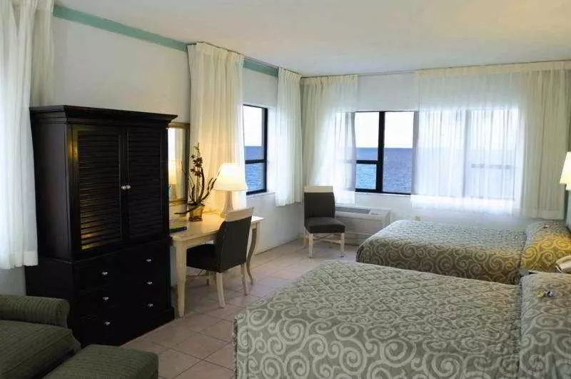 בית מלון כפרי Howard Johnson Plaza Miami Beach North