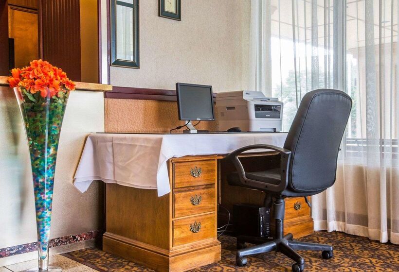 호텔 Quality Inn & Conference Center