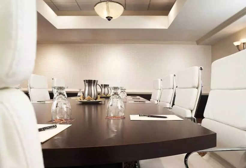 فندق Sheraton Detroit Metro Airport