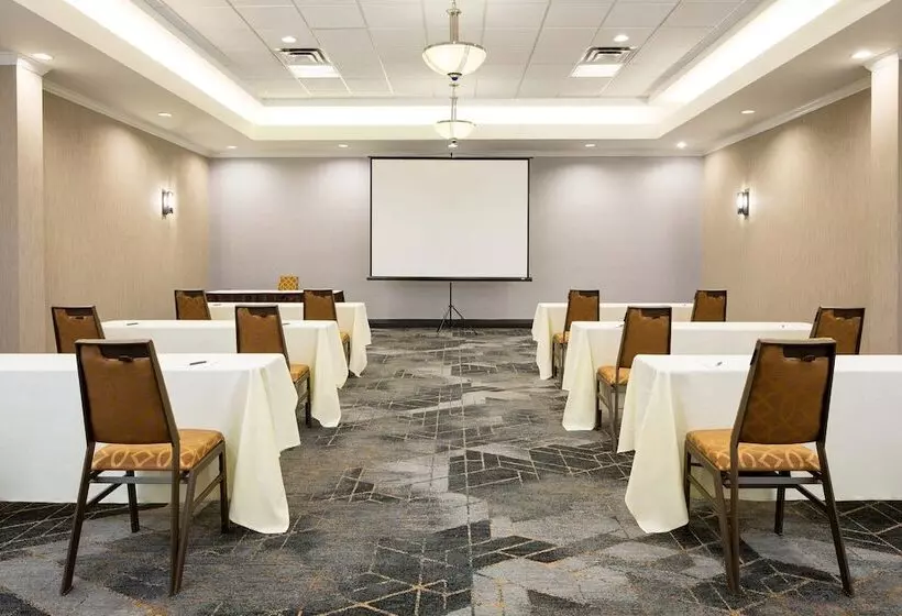 فندق Sheraton Detroit Metro Airport