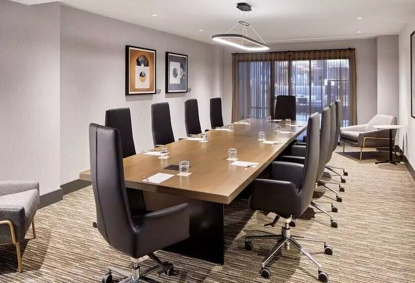 فندق Sheraton Detroit Metro Airport