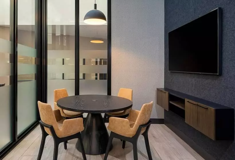 فندق Sheraton Detroit Metro Airport