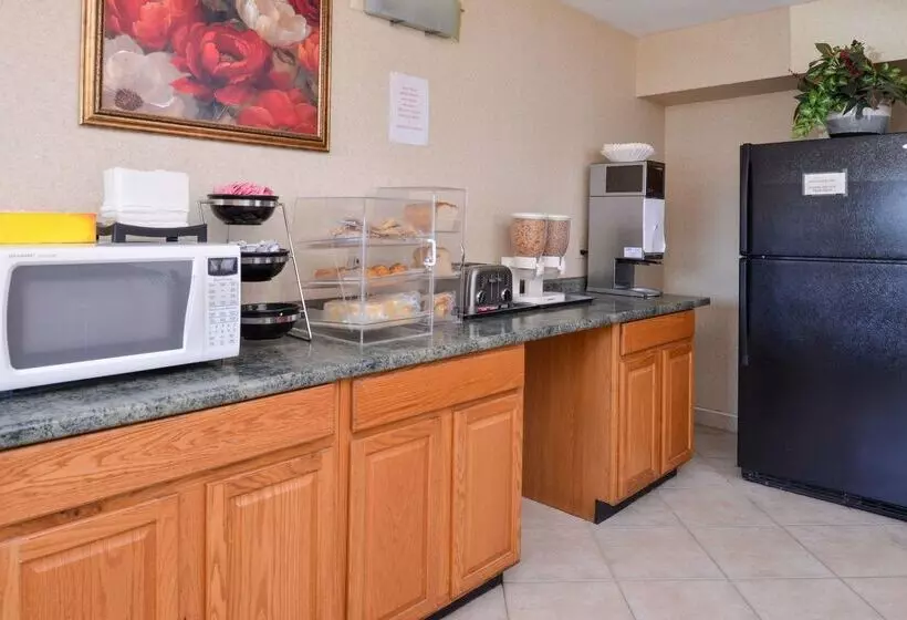 Отель Americas Best Value Inn Pittsburgh Airport